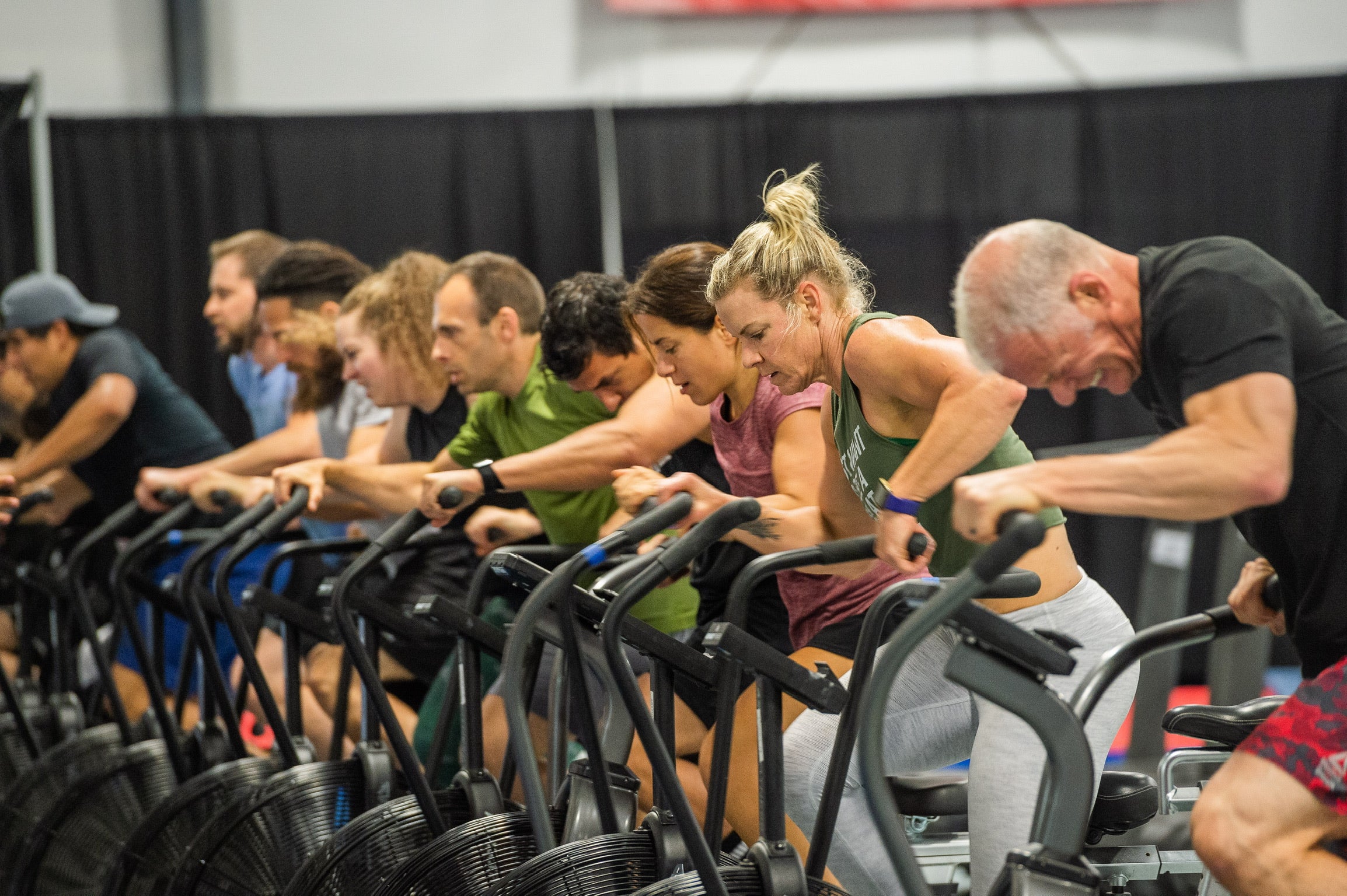 A row of people all using the Assau